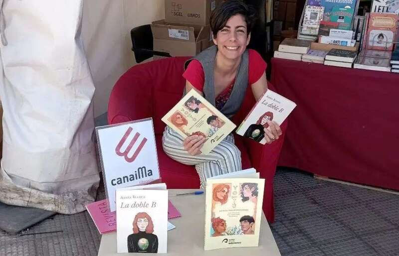 La escritora afincada en Telde firmando este sábado en el stand de la librería Canaima de la Feria del Libro de la capital grancanaria/TA.